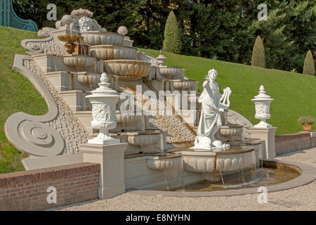 Fontaine et cascades dans le jardin inférieur à Het Loo, Apeldoorn, Gueldre, Pays-Bas. Banque D'Images