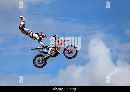 Membre de l'Bolddog Lings Freestyle Motocross Afficher équipe fait des acrobaties à la grande Foire de la vapeur 2014 Dorset, Dorset, UK Banque D'Images