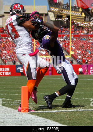 Tampa, FL, USA. 12 octobre, 2014. Tampa Bay Buccaneers receveur Vincent Jackson (83) fait un crochet sur le dessus de Baltimore Ravens (32 francs) pour une touche vers le bas à partir de la cour 29 Buccaneers quarterback Mike Glennon (8) au cours du troisième trimestre chez Raymond James Stadium de Tampa le dimanche (10/12/14). L'Officiel Replay a contesté la décision et d'achèvement de la pièce a été inversée. (Fusil) M. Glennon col profond incomplète droit de V.Jackson. (Crédit Image : © Dirk Shadd/Tampa Bay Times/Zuma Zuma fil) : Crédit, Inc/Alamy Live News Banque D'Images