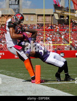 Tampa, FL, USA. 12 octobre, 2014. Tampa Bay Buccaneers receveur Vincent Jackson (83) fait un crochet sur le dessus de Baltimore Ravens (32 francs) pour une touche vers le bas à partir de la cour 29 Buccaneers quarterback Mike Glennon (8) au cours du troisième trimestre chez Raymond James Stadium de Tampa le dimanche (10/12/14). L'Officiel Replay a contesté la décision et d'achèvement de la pièce a été inversée. (Fusil) M. Glennon col profond incomplète droit de V.Jackson. (Crédit Image : © Dirk Shadd/Tampa Bay Times/Zuma Zuma fil) : Crédit, Inc/Alamy Live News Banque D'Images