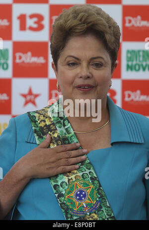 Sao Paulo, Brésil. 12 octobre, 2014. Le Président du Brésil, et candidate présidentielle pour le Parti des travailleurs, Dilma Rousseff réagit au cours d'un rassemblement électoral dans une école à Sao Paulo, Brésil, le 12 octobre, 2014. Le Brésil va organiser un tour des présidentielles entre Dilma Rousseff et Aecio Neves du Parti Social-démocrate brésilien le 26 octobre. Credit : Rahel Patrasso/Xinhua/Alamy Live News Banque D'Images