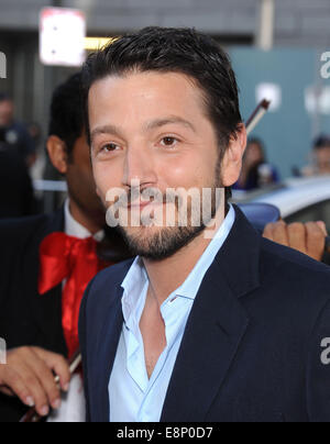 Hollywood, Californie, USA. 12 octobre, 2014. Diego Luna arrive pour la première du film 'Le Livre de la vie' au Regal theatre. Credit : Lisa O'Connor/ZUMA/Alamy Fil Live News Banque D'Images