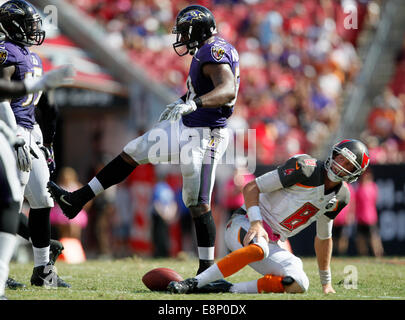 Tampa, FL, USA. 12 octobre, 2014. Tampa Bay Buccaneers quarterback Mike Glennon (8) reste en bas comme à l'extérieur de Ravens de Baltimore linebacker Albert McClellan (50) célèbre limogeage Glennon au Baltimore 20 cour ligne pour une perte de 8 yards sur quatrième vers le bas dans les quatre dernières minutes du quatrième trimestre chez Raymond James Stadium de Tampa le dimanche. Credit : ZUMA Press, Inc/Alamy Live News Banque D'Images