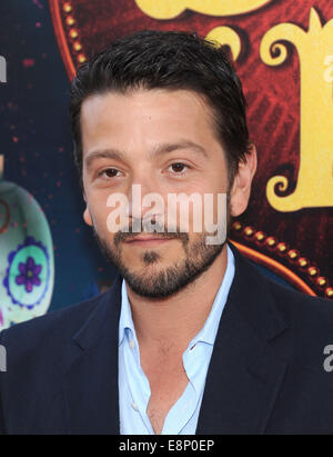 Hollywood, Californie, USA. 12 octobre, 2014. Diego Luna arrive pour la première du film 'Le Livre de la vie' au Regal theatre. Credit : Lisa O'Connor/ZUMA/Alamy Fil Live News Banque D'Images