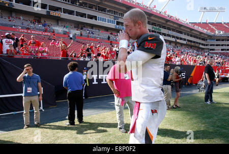 Tampa, FL, USA. 12 octobre, 2014. Tampa Bay Buccaneers quarterback Mike Glennon (8) les têtes hors du terrain après une décevante perte pour les Ravens de Baltimore au cours de la deuxième moitié chez Raymond James Stadium de Tampa le dimanche. Credit : ZUMA Press, Inc/Alamy Live News Banque D'Images