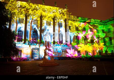 Berlin, Allemagne. 11 octobre, 2014. L'Université Humboldt de Berlin, l'une des plus anciennes universités de Berlin, non seulement le monde éblouit l'éducation des 29 lauréats du prix Nobel, mais cette semaine bedazzles des milliers à 'La Fête des Lumières." se joindre à cette ans thème captivant célébrant les "couleurs de la joie." Le festival lumière transforme certains de Berlin les plus célèbres bâtiments et monuments artistiquement dans un monde enchanteur plein de lumière créative de l'art, l'un des plus grands festivals d'éclairage fonctionne tous les ans à partir de la 10ème-19ème octobre © Suzanne Kirstein/Alamy Live New Banque D'Images