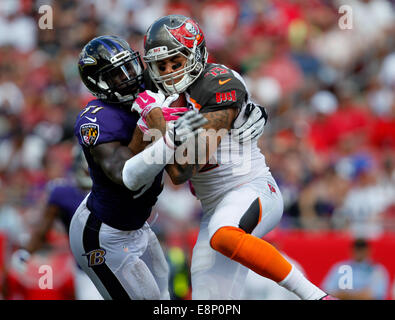 Tampa, FL, USA. 12 octobre, 2014. Tampa Bay Buccaneers receveur Mike Evans (13) s'accroche à l'attraper tout en étant touché par le secondeur intérieur Ravens de Baltimore C.J. Mosley (57) pour un touché sur une passe de 17 verges du quart Mike Glennon (8) au cours du troisième trimestre chez Raymond James Stadium de Tampa le dimanche. Credit : ZUMA Press, Inc/Alamy Live News Banque D'Images