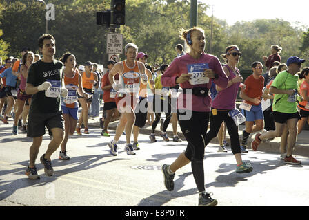 Chicago, Illinois, USA. 12 octobre, 2014. Le temps était idéal pour le marathon de Chicago 2014 qui a eu lieu le dimanche 12 octobre. Au début de la course, la température était dans les années 40. 45 000 participants, dont des athlètes en fauteuil roulant sont entrés dans la course de 26 milles qui a pris par la diversité de ses quartiers de Chicago. Eliud Kipchoge, un coureur de 29 ans du Kenya, a remporté la course avec un temps de 02:04:11. Le Kenya a fait une un, deux, trois sweep comme Sammy Kitwara a terminé deuxième avec un temps de 2:04:28, et Dickson Chumba arrive en troisième position à 2:04:32. Credit : ZUMA Press, Inc./Alamy Live News Banque D'Images