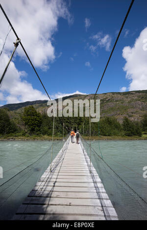 Rope Bridge crossing melt-eau de lac Grey, en Patagonie, au Chili. Banque D'Images