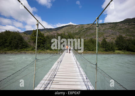 Rope Bridge crossing melt-eau de lac Grey, en Patagonie, au Chili. Banque D'Images