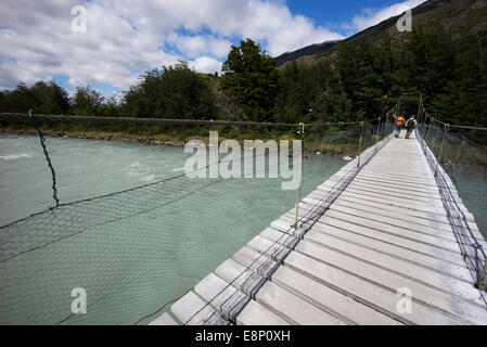 Rope Bridge crossing melt-eau de lac Grey, en Patagonie, au Chili. Banque D'Images