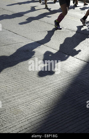 Chicago, Illinois, USA. 12 octobre, 2014. Le temps était idéal pour le marathon de Chicago 2014 qui a eu lieu le dimanche 12 octobre. Au début de la course, la température était dans les années 40. 45 000 participants, dont des athlètes en fauteuil roulant sont entrés dans la course de 26 milles qui a pris par la diversité de ses quartiers de Chicago. Eliud Kipchoge, un coureur de 29 ans du Kenya, a remporté la course avec un temps de 02:04:11. Le Kenya a fait une un, deux, trois sweep comme Sammy Kitwara a terminé deuxième avec un temps de 2:04:28, et Dickson Chumba arrive en troisième position à 2:04:32. Credit : ZUMA Press, Inc./Alamy Live News Banque D'Images