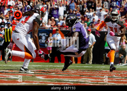 Tampa, FL, USA. 12 octobre, 2014. Baltimore Ravens wide receiver Kamar Aiken (11) captures d'une passe de touché de 17 verges du quart Joe Flacco (5) tout en étant couverts par des Tampa Bay Buccaneers strong safety Mark Barron (23) (à gauche) et le major Wright évoluait (31) sur un troisième et huit décisions le score 20 à 0 au cours du premier trimestre chez Raymond James Stadium de Tampa le dimanche. Credit : ZUMA Press, Inc/Alamy Live News Banque D'Images