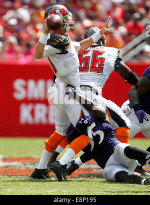 Tampa, FL, USA. 12 octobre, 2014. Tampa Bay Buccaneers quarterback Mike Glennon (8) est pressé par les Ravens de Baltimore en dehors de secondeur Terrell Suggs (55) alors qu'il déclenche une transmission incomplète pour afficher une 3ème et 8 au cours du deuxième trimestre contre les Ravens de Baltimore au cours de la première moitié chez Raymond James Stadium de Tampa le dimanche. Credit : ZUMA Press, Inc/Alamy Live News Banque D'Images