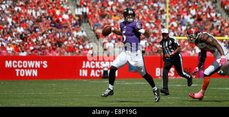 Tampa, FL, USA. 12 octobre, 2014. Baltimore Ravens quarterback Joe Flacco (5) sort de la poche alors qu'il tente une passe au premier trimestre contre les Tampa Bay Buccaneers au Raymond James Stadium de Tampa le dimanche. Credit : ZUMA Press, Inc/Alamy Live News Banque D'Images