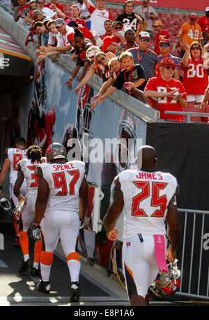 Tampa, FL, USA. 12 octobre, 2014. Vague de ventilateur à l'équipe que forment les Tampa Bay Buccaneers la tête en bas, le tunnel après un décevant perte pour les Ravens de Baltimore au Raymond James Stadium de Tampa le dimanche. Credit : ZUMA Press, Inc/Alamy Live News Banque D'Images