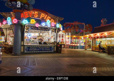 Wildwood, NJ, USA - 5 septembre 2014 : Photo de nuit de Morey's piers sur le Boardwalk de Wildwood nj, dans un parc d'beach pier Banque D'Images