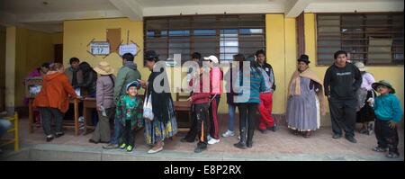 El Alto, en Bolivie. 12 octobre, 2014. Attendre les citoyens à exercer leur droit de vote dans une école de la ville de El Alto, en Bolivie, le 12 octobre, 2014. Des millions de Boliviens coffré leurs votes aux élections générales pour un nouveau président et de législateurs d'état le dimanche. Crédit : David de la Paz/Xinhua/Alamy Live News Banque D'Images