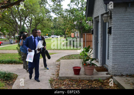 Dallas, USA. 12 octobre, 2014. Services de santé locaux distribuez les documents pour prévenir le virus Ebola dans la région de Dallas, États-Unis, le 12 octobre, 2014. Un test de confirmation effectué par la U.S. Centers for Disease Control and Prevention (CDC) la fin de dimanche s'est révélé un travailleur de la santé à un hôpital de Dallas, qui ont soigné le défunt patient Ebola Thomas Eric Duncan, est positive pour le virus. Credit : Xu Xun/Xinhua/Alamy Live News Banque D'Images