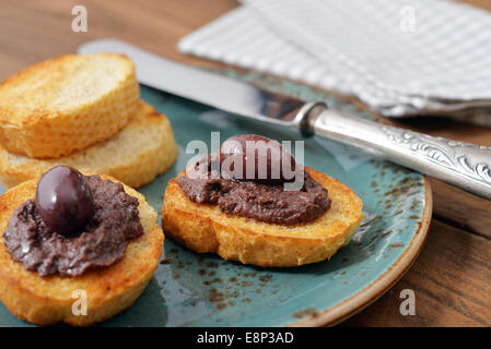 Du pain avec de la pate d'olive sur gros plan de la plaque. La cuisine grecque Banque D'Images