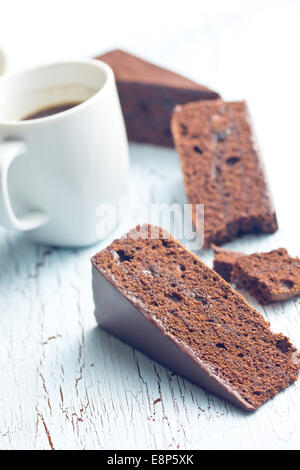 Gâteau sacher et café sur table ancienne Banque D'Images