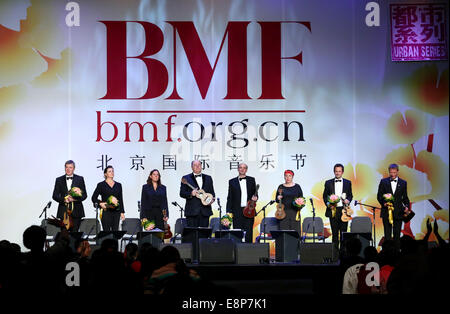 Beijing, Chine. 12 octobre, 2014. Des musiciens de Bretagne offrent une performance de ukulélé, une petite guitare à quatre cordes, pendant le 17ème Festival de musique de Pékin à Beijing, capitale de Chine, le 12 octobre 2014. Credit : Han Yuan/Xinhua/Alamy Live News Banque D'Images