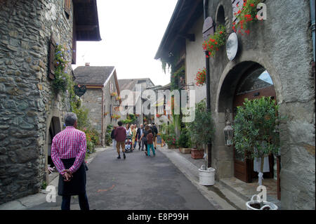 Yvoire, France. Le village historique de 700 ans au bord du Lac Léman. En raison de la sa floribondité, le village medaled comme l'un des plus beaux village de France. Vue touristique. Lane au centre. Banque D'Images