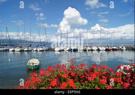 Le voilier de plaisance d'Yvoire, France. Le village historique de 700 ans au bord du Lac Léman. En raison de la sa floribondité, le village medaled comme l'un des plus beaux village de France. Vue touristique. Banque D'Images