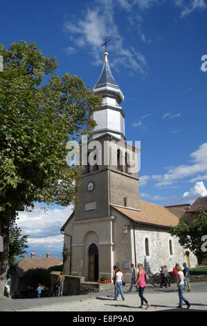 Yvoire, France. Le village historique de 700 ans au bord du Lac Léman. En raison de la sa floribondité, le village medaled comme l'un des plus beaux village de France. Vue touristique. L'Hl. Pankratius eglise. Rénovation de la tour de l'année 2012. Banque D'Images