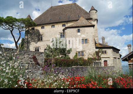 Le château d'Yvoire, France. Le village historique de 700 ans au bord du Lac Léman. En raison de la sa floribondité, le village medaled comme l'un des plus beaux village de France. Vue touristique. Banque D'Images