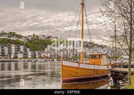 Bateau de pêche amarré sur la rivière Kristiansands Norvège Banque D'Images