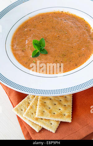 Soupe de tomate aux herbes maison. Banque D'Images