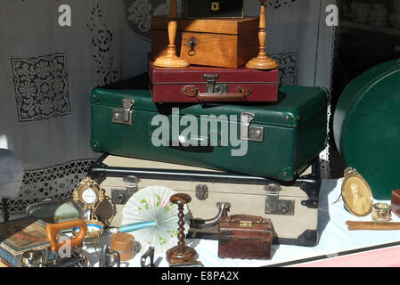 Vieux bagages dans antique shop window, Villedieu les poeles, Normandie, France Banque D'Images