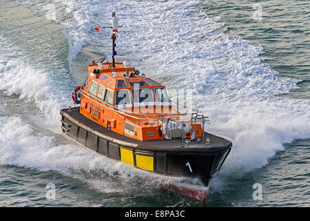 Course de bateau-pilote pilote pour recueillir du bateau de Southampton UK Banque D'Images