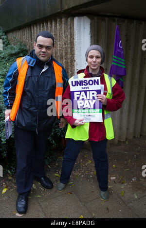 Milton Keynes, Royaume-Uni. 13 octobre, 2014. Le personnel du NHS, y compris les infirmières, sages-femmes et des ambulanciers l'étape a 4 heure de marche de grève pour payer. Crédit : Chris Yates/Alamy Live News Banque D'Images