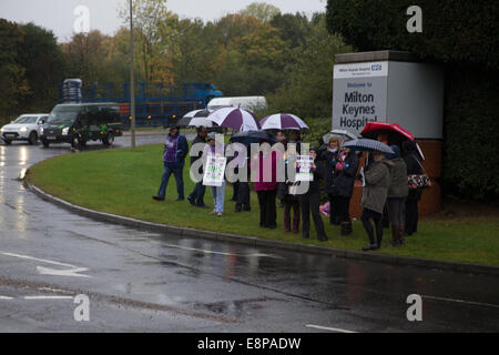 Milton Keynes, Royaume-Uni. 13 octobre, 2014. Le personnel du NHS, y compris les infirmières, sages-femmes et des ambulanciers l'étape a 4 heure de marche de grève pour payer. Crédit : Chris Yates/Alamy Live News Banque D'Images