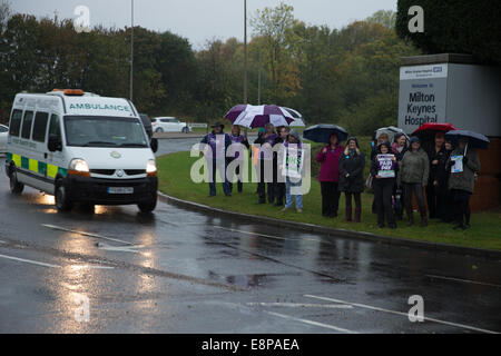 Milton Keynes, Royaume-Uni. 13 octobre, 2014. Le personnel du NHS, y compris les infirmières, sages-femmes et des ambulanciers l'étape a 4 heure de marche de grève pour payer. Crédit : Chris Yates/Alamy Live News Banque D'Images