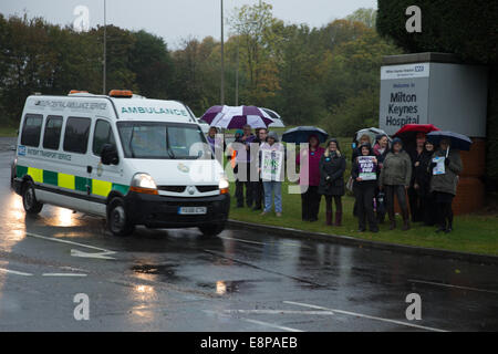 Milton Keynes, Royaume-Uni. 13 octobre, 2014. Le personnel du NHS, y compris les infirmières, sages-femmes et des ambulanciers l'étape a 4 heure de marche de grève pour payer. Crédit : Chris Yates/Alamy Live News Banque D'Images