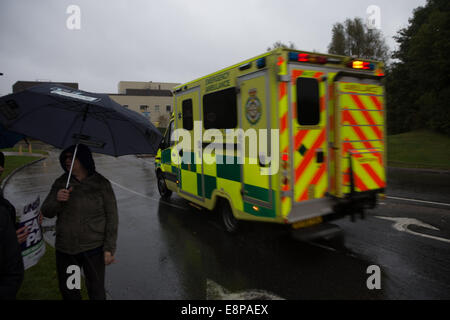 Milton Keynes, Royaume-Uni. 13 octobre, 2014. Le personnel du NHS, y compris les infirmières, sages-femmes et des ambulanciers l'étape a 4 heure de marche de grève pour payer. Crédit : Chris Yates/Alamy Live News Banque D'Images