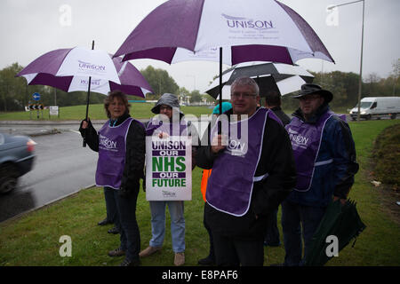 Milton Keynes, Royaume-Uni. 13 octobre, 2014. Le personnel du NHS, y compris les infirmières, sages-femmes et des ambulanciers l'étape a 4 heure de marche de grève pour payer. Crédit : Chris Yates/Alamy Live News Banque D'Images