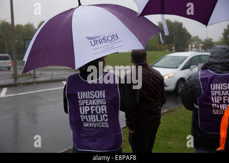 Milton Keynes, Royaume-Uni. 13 octobre, 2014. Le personnel du NHS, y compris les infirmières, sages-femmes et des ambulanciers l'étape a 4 heure de marche de grève pour payer. Crédit : Chris Yates/Alamy Live News Banque D'Images