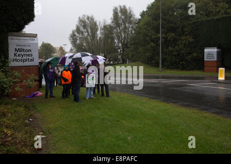 Milton Keynes, Royaume-Uni. 13 octobre, 2014. Le personnel du NHS, y compris les infirmières, sages-femmes et des ambulanciers l'étape a 4 heure de marche de grève pour payer. Crédit : Chris Yates/Alamy Live News Banque D'Images