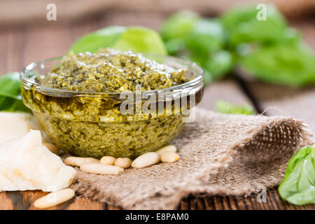 Sauce au pesto fait maison (avec des ingrédients) sur fond de bois foncé Banque D'Images