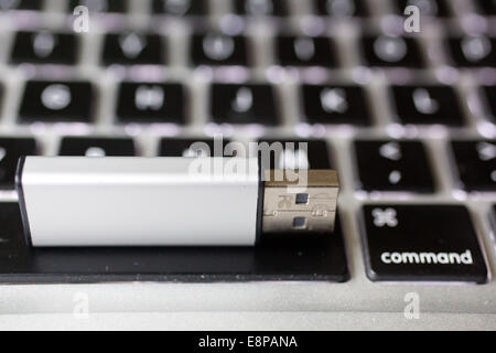 Lecteur flash USB assis sur le clavier d'un MacBook Pro, en octobre 2014. Banque D'Images