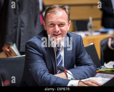 Luxembourg, Luxembourg, Lux. 13 Oct, 2014. Secrétaire d'État britannique pour l'environnement, de l'Alimentation et des Affaires rurales Georges Eustice avant le Conseil Agriculture et Pêche au Conseil européen a son siège à Luxembourg le 13.10.2014 Les ministres de l'UE cherchent à parvenir à un accord politique sur les possibilités de pêche .dans les eaux de la mer Baltique pour 2015 par Wiktor Dabkowski Wiktor Dabkowski/crédit : ZUMA Wire/Alamy Live News Banque D'Images