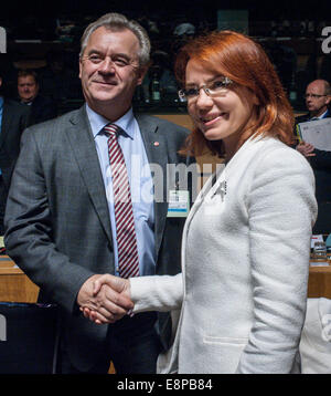 Luxembourg, Luxembourg, Lux. 13 Oct, 2014. Keit Pentus-Rosimannus Ministre de l'environnement de l'Estonie (R ) et le ministre des Affaires rurales de la Suède Sven-Erik BUCHT avant le Conseil Agriculture et Pêche au Conseil européen a son siège à Luxembourg le 13.10.2014 Les ministres de l'UE cherchent à parvenir à un accord politique sur les possibilités de pêche dans les eaux de la mer Baltique pour 2015 par Wiktor Dabkowski Wiktor Dabkowski/crédit : ZUMA Wire/Alamy Live News Banque D'Images