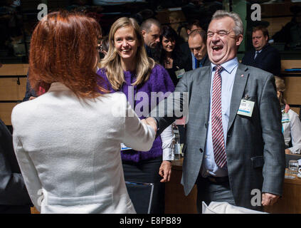 Luxembourg, Luxembourg, Lux. 13 Oct, 2014. Keit Pentus-Rosimannus Ministre de l'environnement de l'Estonie (L) et Ministre des Affaires rurales de la Suède Sven-Erik BUCHT avant le Conseil Agriculture et Pêche au Conseil européen a son siège à Luxembourg le 13.10.2014 Les ministres de l'UE cherchent à parvenir à un accord politique sur les possibilités de pêche dans les eaux de la mer Baltique pour 2015 par Wiktor Dabkowski Wiktor Dabkowski/crédit : ZUMA Wire/Alamy Live News Banque D'Images