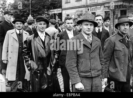 La photo d'un reportage nazi montre les réfugiés allemands de Sudeten qui ont fui de Tchécoslovaquie arrivant en route vers leur logement à Niedersedlitz, Allemagne, septembre 1938. Le texte original de la propagande nazie au dos de la photo se lit comme suit: 'Les réfugiés allemands de la région d'Egerland sont sauvés de la terreur tchèque. Ils sont pris en charge par les socialistes nationaux à Niedersedlitz, près de Dresde. Fotoarchiv für Zeitgeschichtee - PAS DE SERVICE DE FIL Banque D'Images