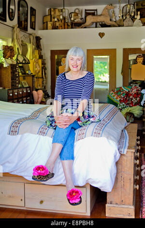 Senior woman sitting on bed Banque D'Images