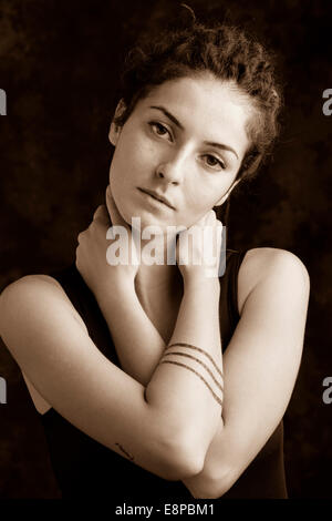Portrait de jeune femme avec les mains de cou Banque D'Images